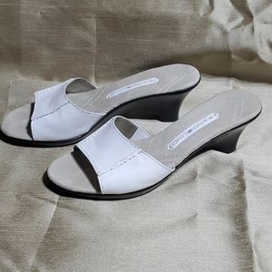 Bandolino, white leather slip-on shoes. 2.5 inch h